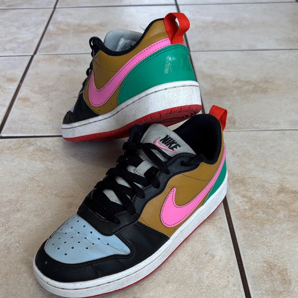 Boys Nike Low-Top Sneakers in Black, Pink, Green and Tan